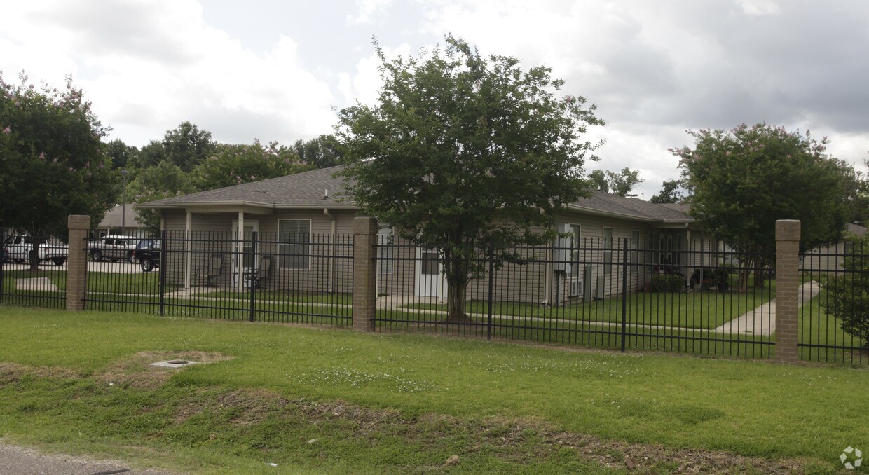 Foto del edificio - Westminister Scotlandville Apartments
