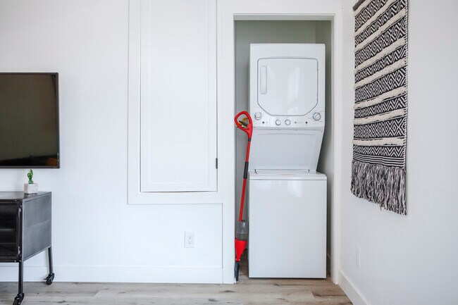 Lavadora secadora en la unidad - 331 N Alexandria Ave