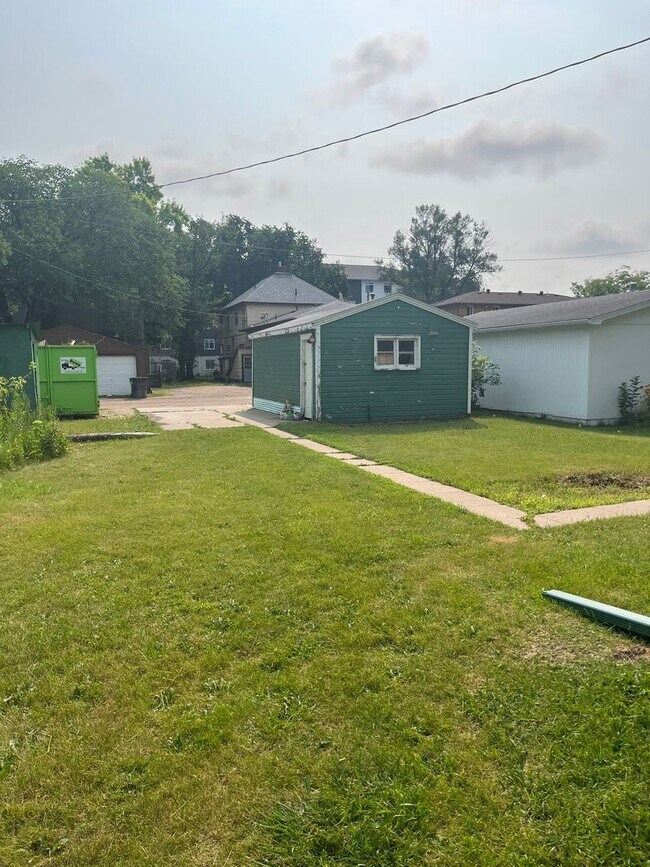 Building Photo - 3 Bedroom 2 bath 1 1/2 story home in Fargo...