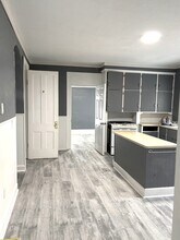 Building Photo - 313 E 7th St