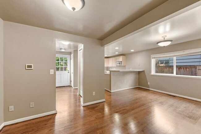 Foto del edificio - Nice 4-bed, 2-bath single-family home with...