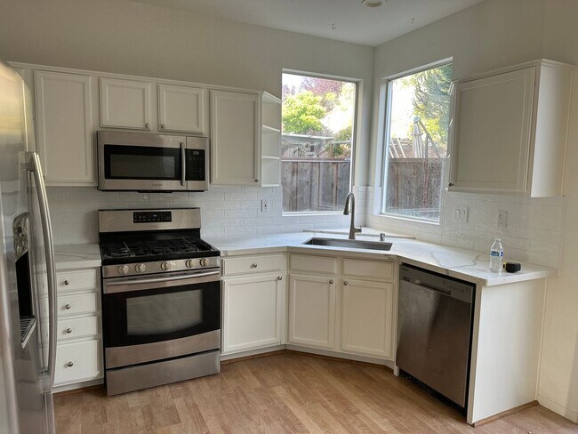 Building Photo - Charming 4BR House in Castro Valley