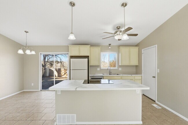 Foto del edificio - $2,145.95, 4-bed, 2-bath, located in Colorado Springs with WAIVED APPLICATION FEES
