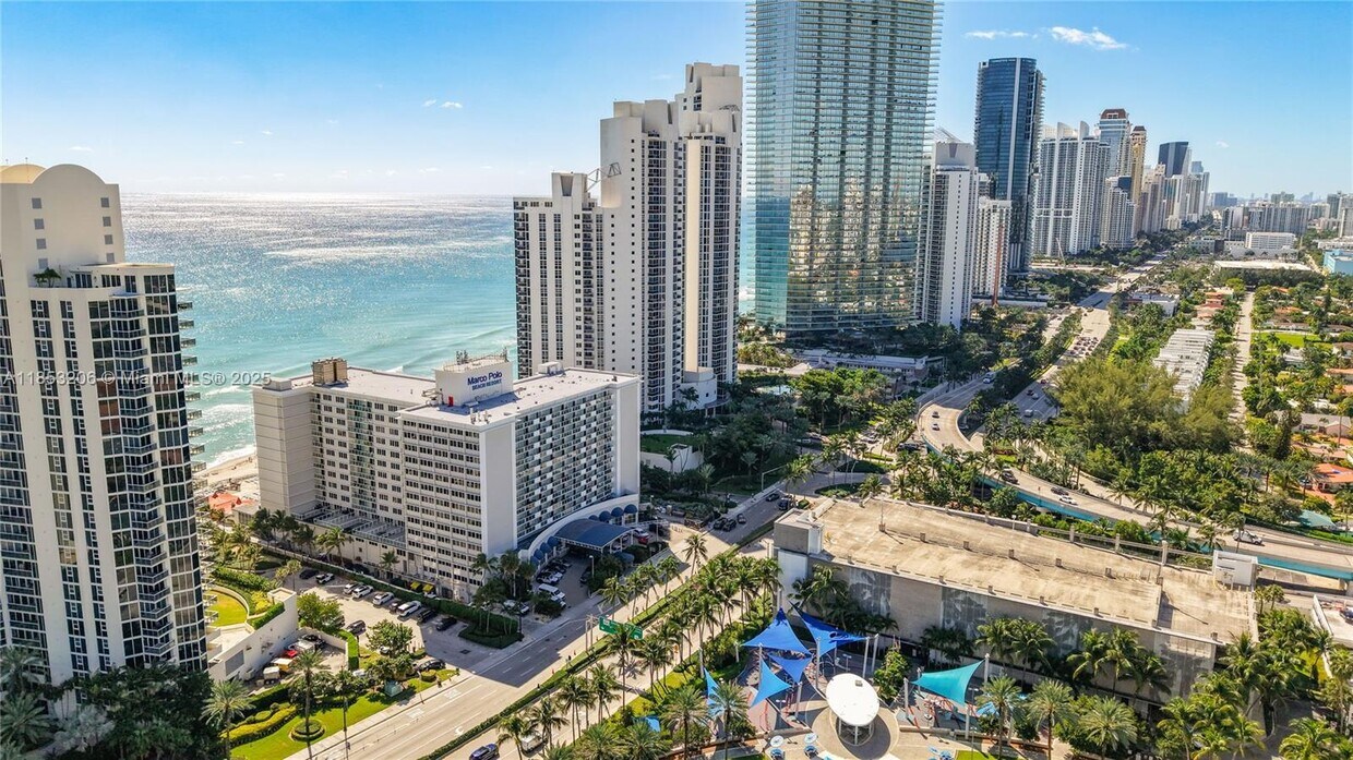 Foto principal - 19201 Collins Ave