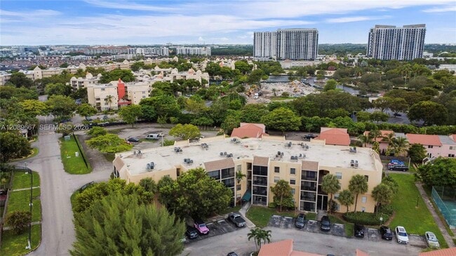 Foto del edificio - 8005 Lake Dr