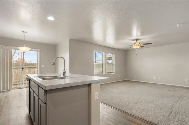 Building Photo - Beautiful Home 3 bed, 2bth - Pet Friendly - Ready Now!