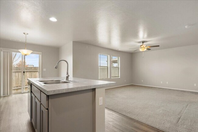 Foto del edificio - Beautiful Home 3 bed, 2bth - Pet Friendly - Ready Now!