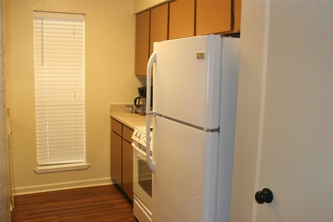 Foto del edificio - 16303 Lyons School Rd