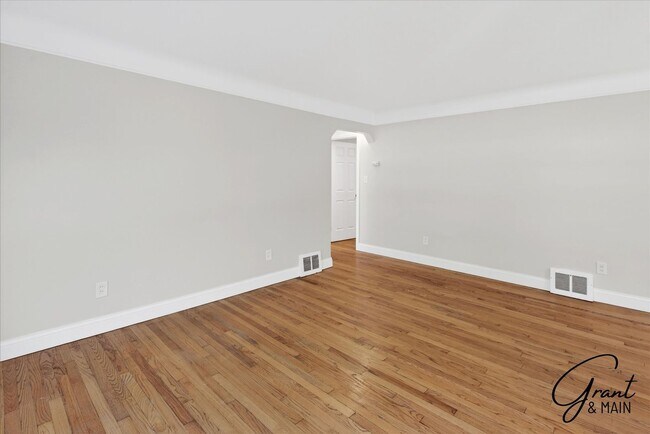 Foto del edificio - $1,350 - 3 Bed / 1 Bath  Home