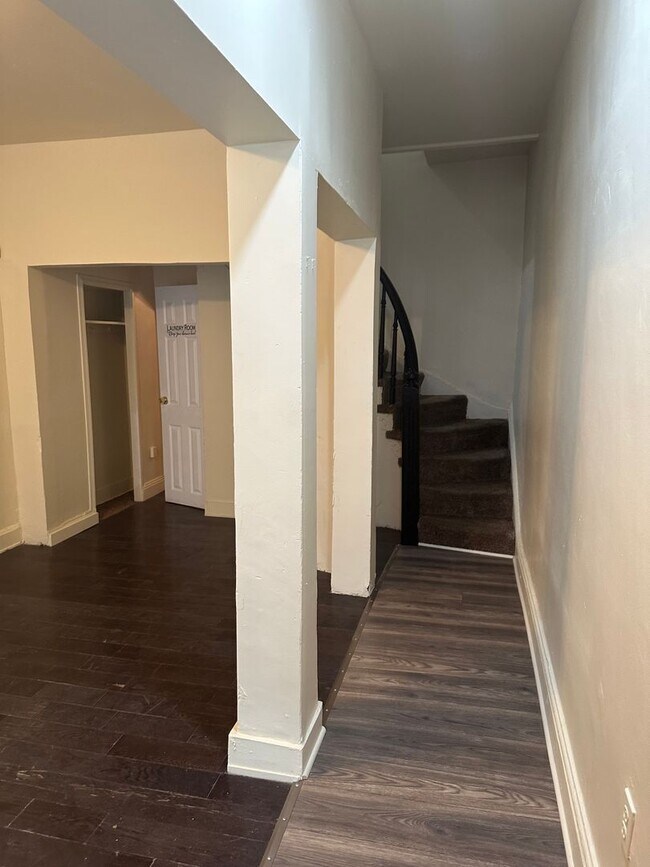 Foto del edificio - Spacious Rooms! W/D! Rear Deck and Yard! C...