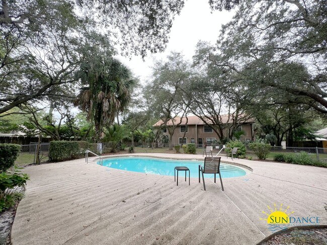 Foto del edificio - Centrally Located Townhouse with a Community Pool!