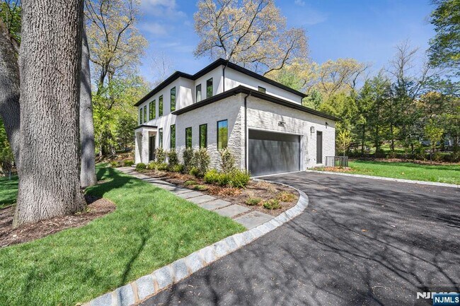 Foto del edificio - 242 Hardenburgh Ave