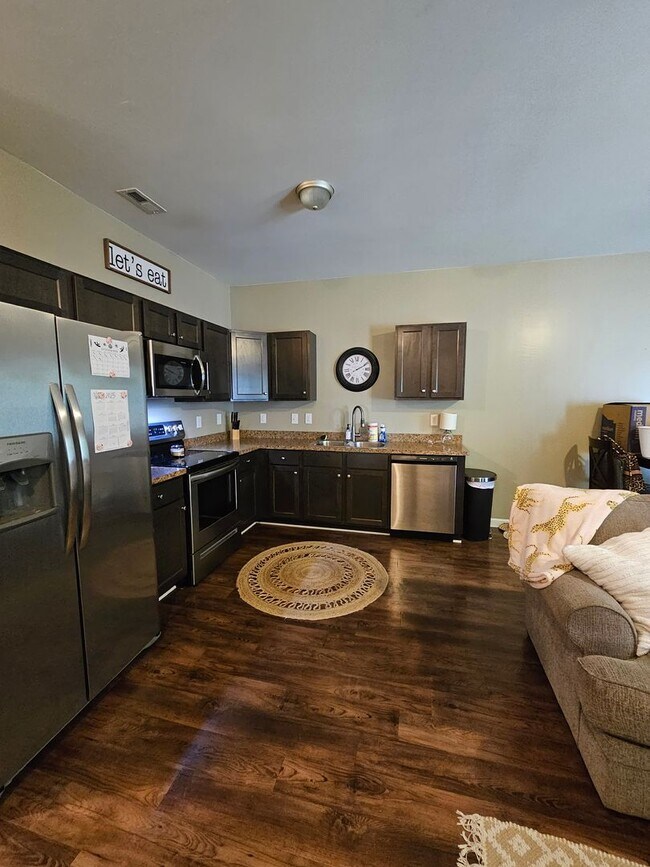 Foto del edificio - Spacious & Well Maintained Townhouse!