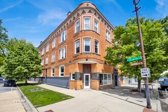 Building Photo - 2622 W Fullerton Ave