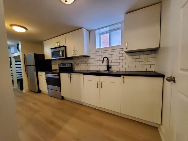 Building Photo - 1107 Aldea Av