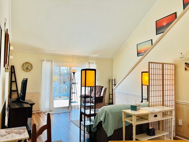 Building Photo - 1 BR/1.5BA Condo in Sought After Gated Com...