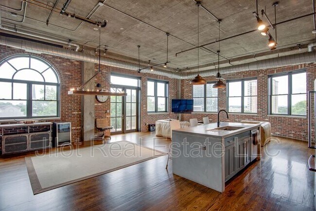 Building Photo - 3180 Mathieson Dr NE