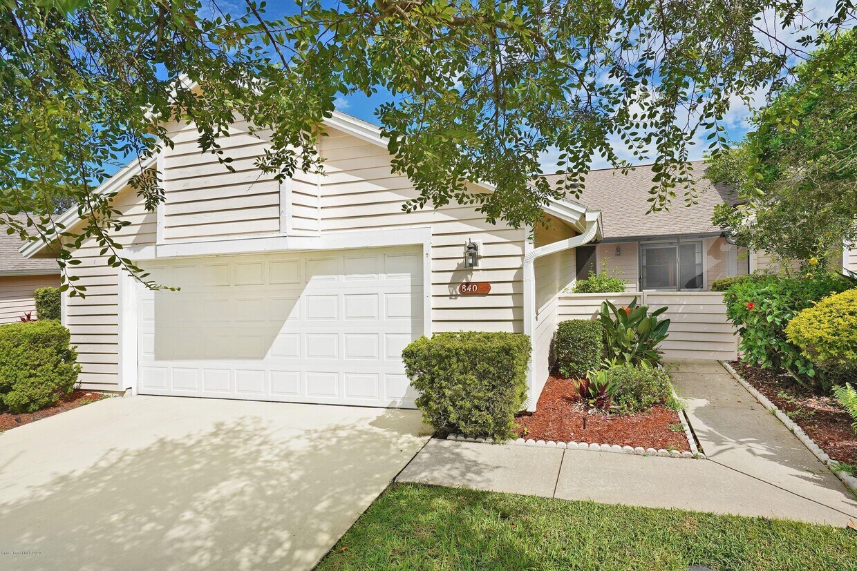 Foto principal - 840 Ridge Lake Dr