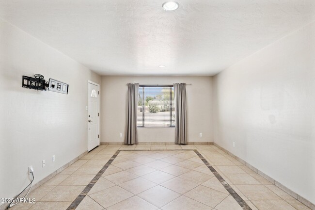 Building Photo - 1661 E Bishop Dr