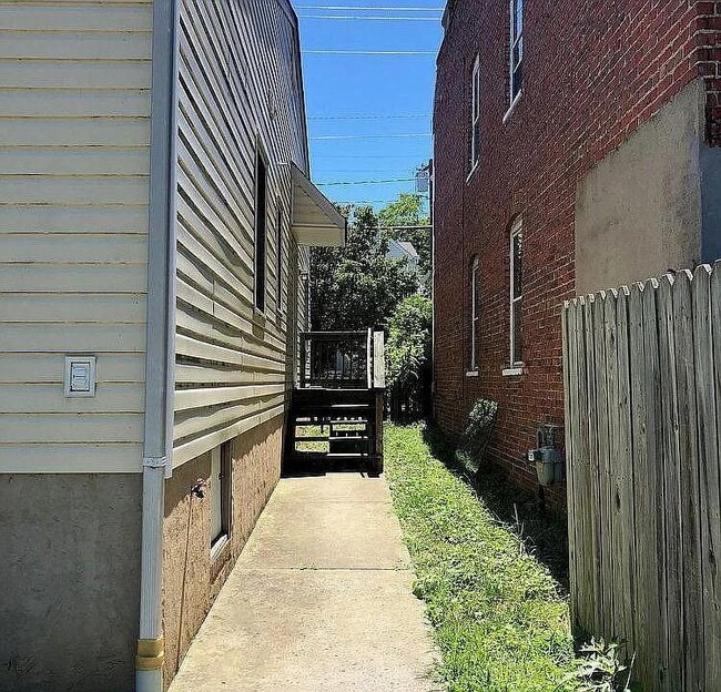 Building Photo - 1708 W Leigh St