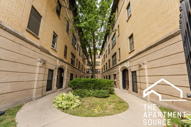 Building Photo - 3162 W Eastwood Ave