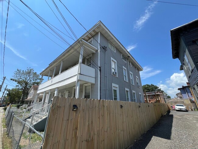 Foto del edificio - 695 Kossuth St