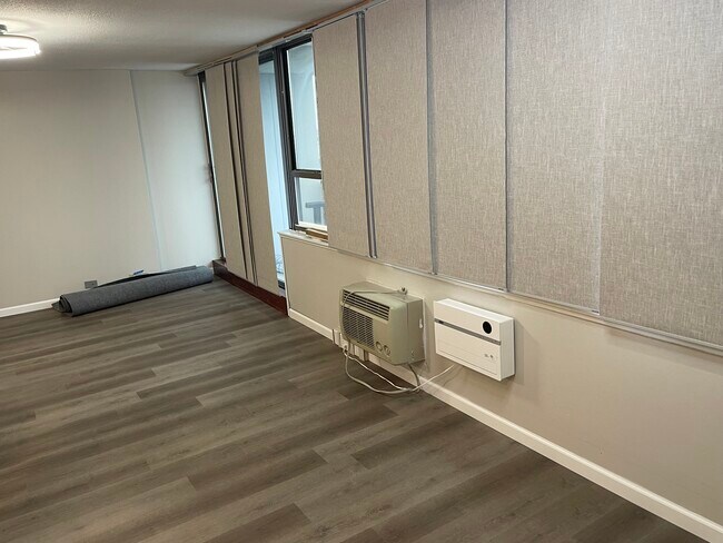 Foto del edificio - 2740 N Pine Grove Ave