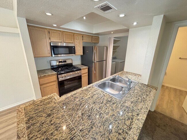 Building Photo - Beautiful 2Bed/2Bath 2nd floor condo located in the Highgate Condos gated community In Summerlin