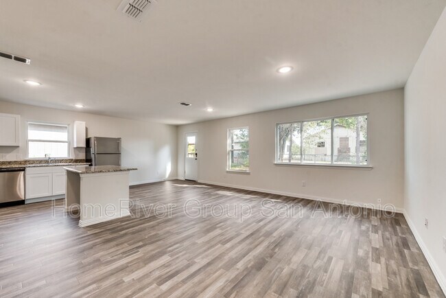 Foto del edificio - 728 Newton Ave