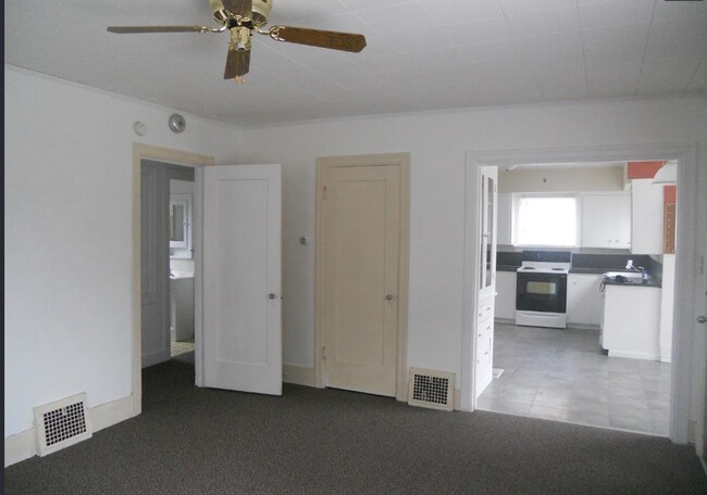 Building Photo - Charming 3 Bedroom Home