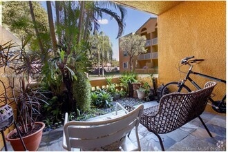 Building Photo - 9731 Fontainebleau Blvd