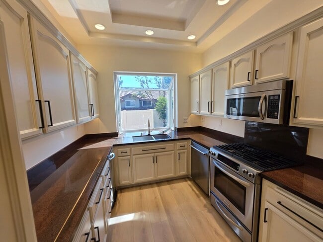 Building Photo - 3055 E Hillcrest Dr