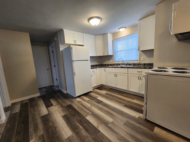 Building Photo - FREE RENT - 1 month free Updated Upper Lev...