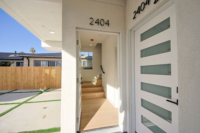 Building Photo - 2404 Cochran Ave