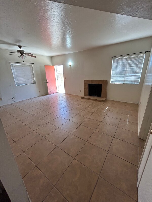 Foto del edificio - 2325 N Dodge Blvd