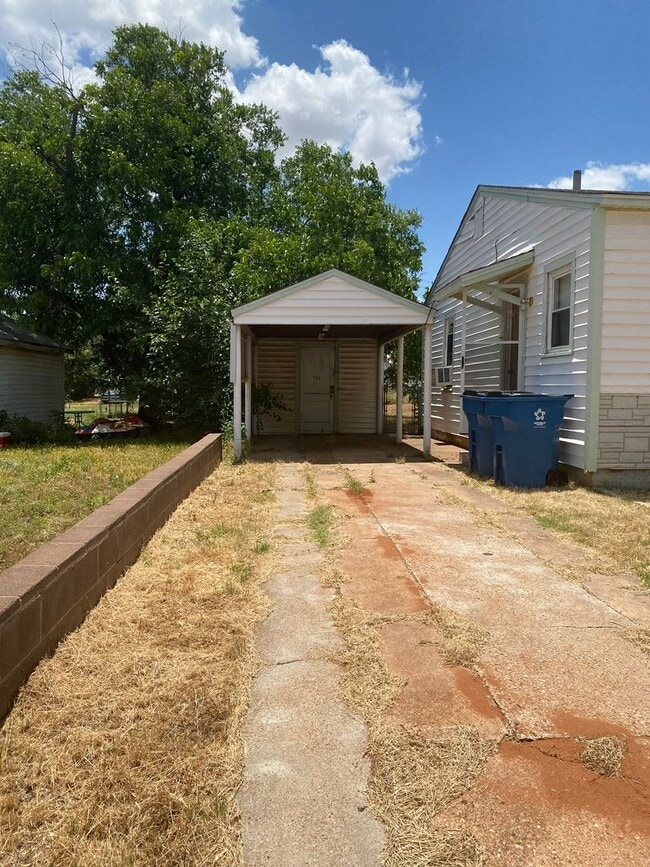 Building Photo - Comfortable Sweetwater Retreat: 2-Bed Home with Fenced Yard & Bonus Storage!