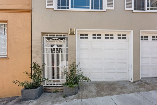 Building Photo - Stunning, Pet Friendly Edwardian 2BR Remod...