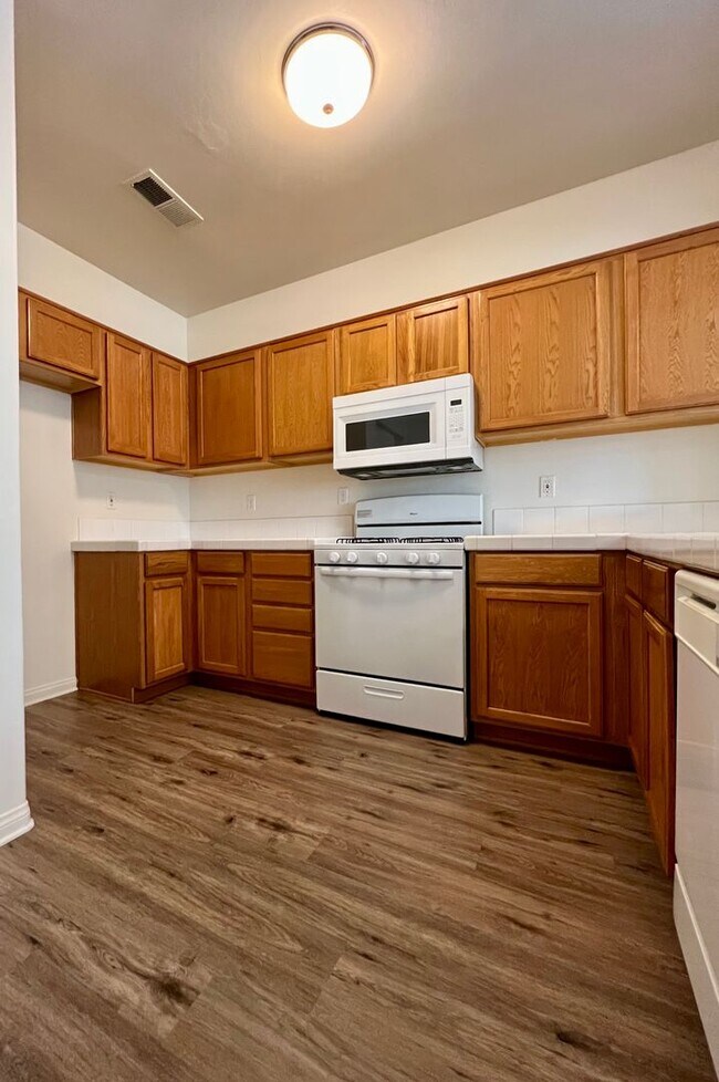 Foto del edificio - 708 Meadow Grove Ct