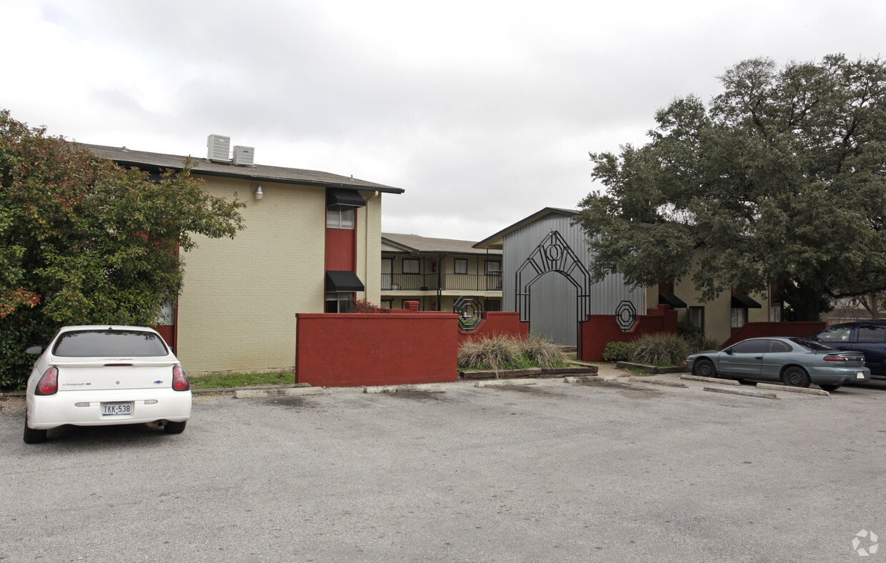 Primary Photo - Oak Creek Apartments