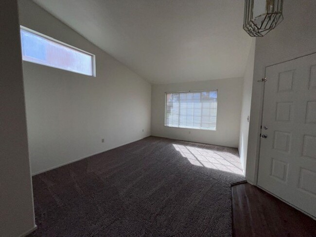 Building Photo - Single level 4 bedroom home located on cul...