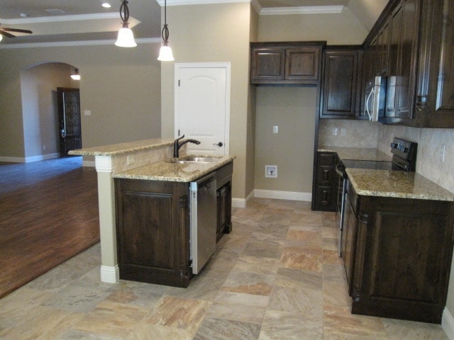 Foto del edificio - COMING SOON 3/2/2 - WATER +LAWN included - Commuter Friendly