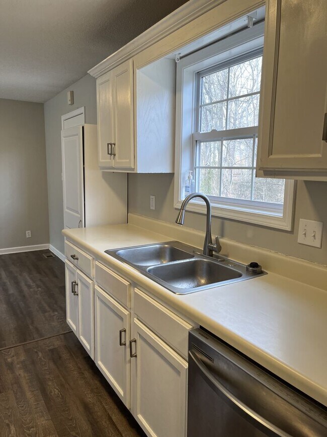 Building Photo - Nice brick home in a Cul De Sac