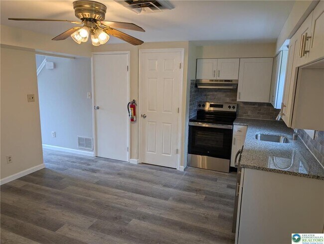 Foto del edificio - 121 E Hillcrest Ln
