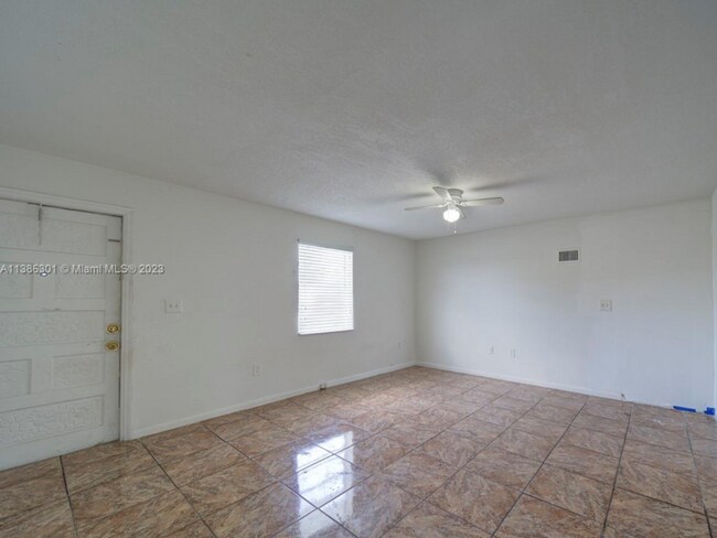 Foto del edificio - 7622 SW 21st St