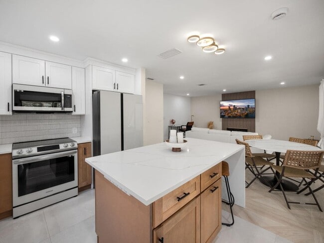 Building Photo - 1423 Riverside Cir