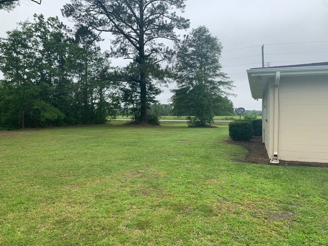 Building Photo - AVAILABLE NOW! 3 Bedrooms/1 1/2 Bath with Double living room space.