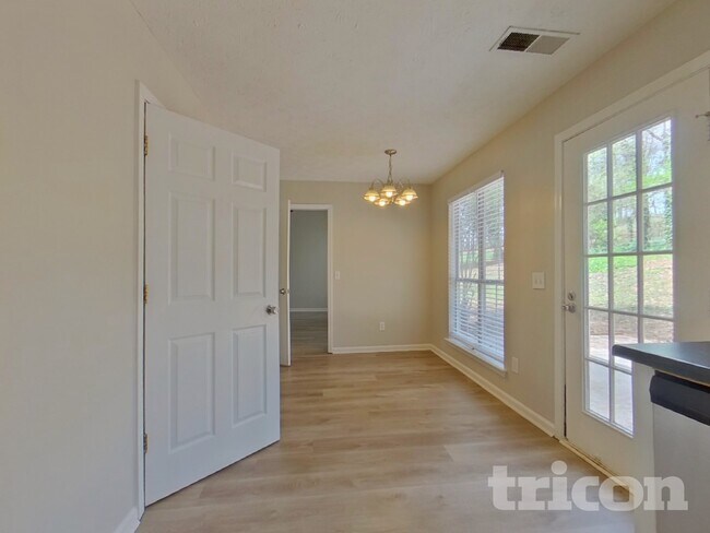 Foto del edificio - 6030 Savannah Dr