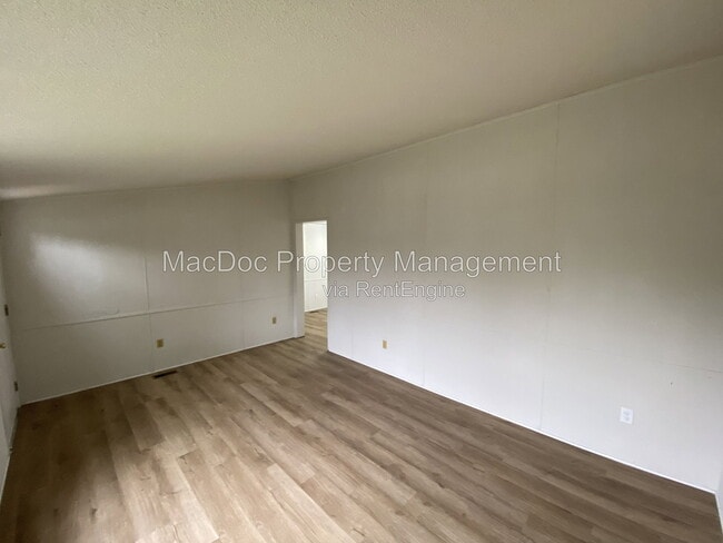 Building Photo - 900 White St
