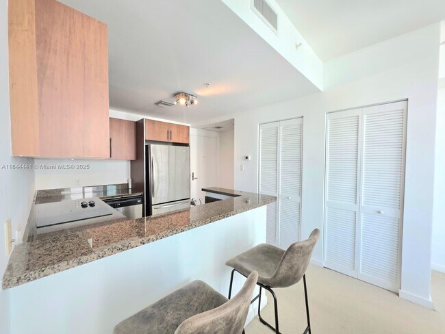 Foto del edificio - 300 S Biscayne Blvd