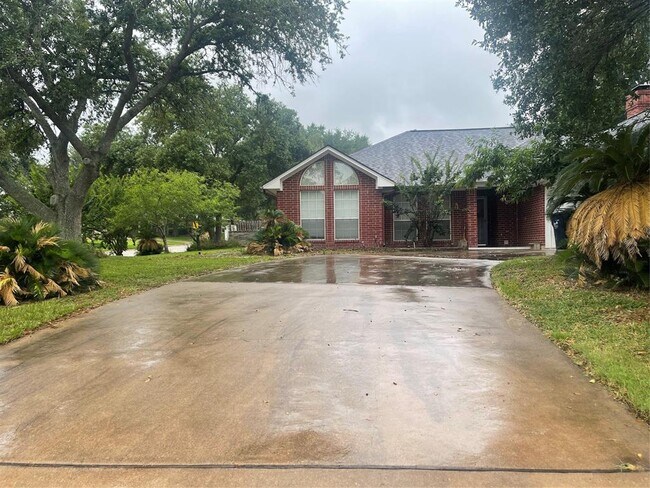 Building Photo - 301 Brookside Dr